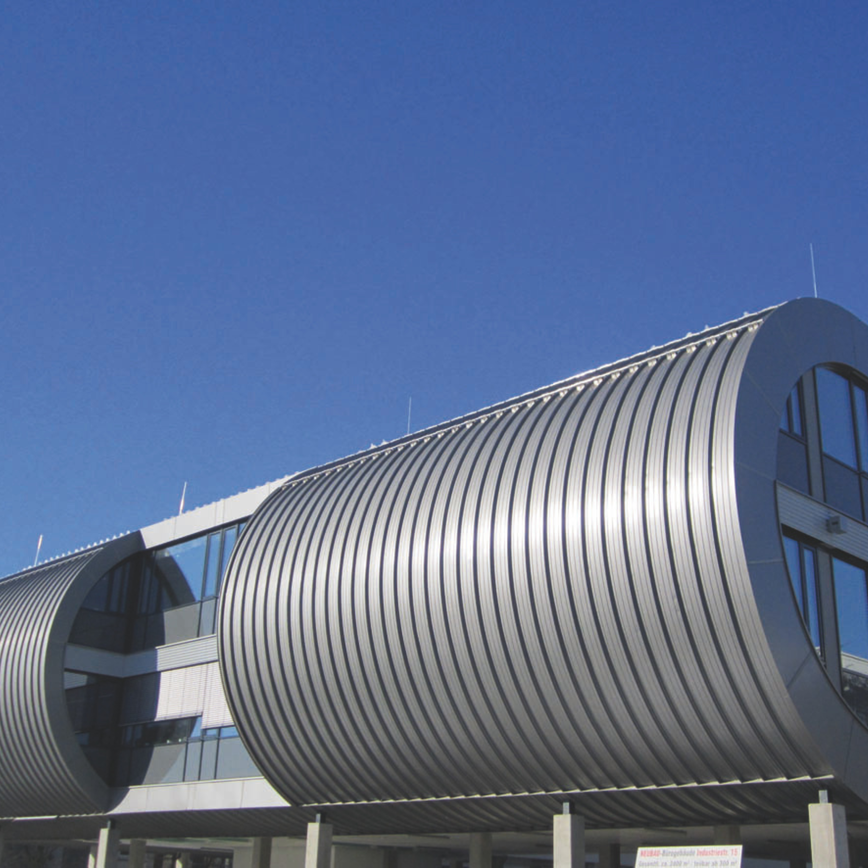 Präzise Bombierung von Bauelementen zur optimalen Formanpassung und Stabilität in Baukonstruktionen.