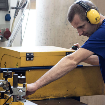 Mitarbeiter bei der Produktion hochwertiger Bauelemente aus Aluminium für Fenster, Türen und Fassaden.